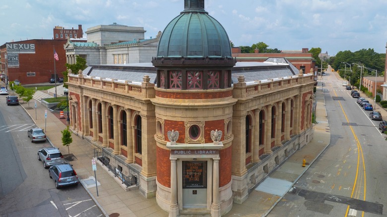 El histórico edificio de la biblioteca pública en Pawtucket
