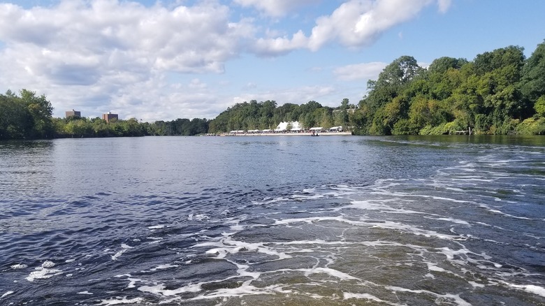 Una vista de un río con orillas boscosas en Pawtucket