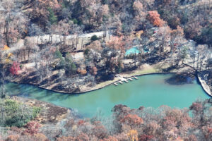 Ubicada en las montañas Ozark, se encuentra la idílica ciudad de Arkansas con pintorescos parques, senderos y recreación.