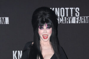 La estrella de los 80, Elvira, se ve tan diferente sin su cabello y maquillaje característicos