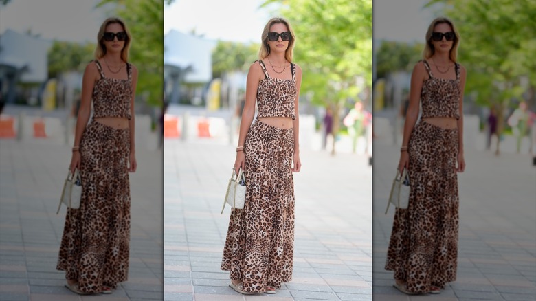 Una mujer que llevaba un traje de baño de leopardo con gafas de sol.