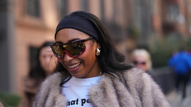 Una mujer que llevaba una diadema y gafas de sol.