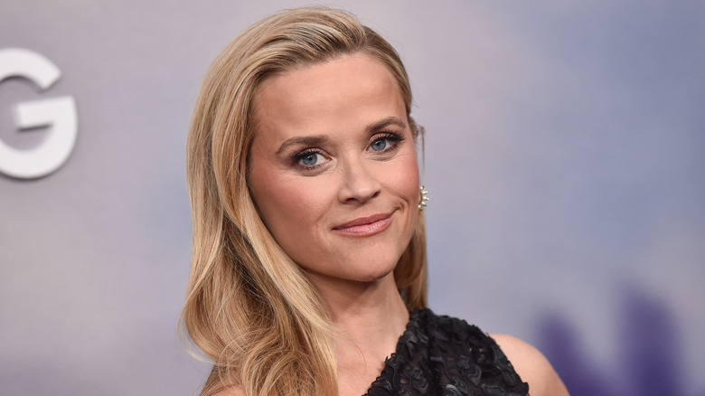 Reese Witherspoon sonríe con raya al lado
