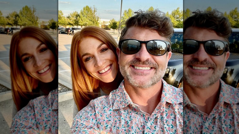 Jenn y Mike Todryk sonríen para una selfie
