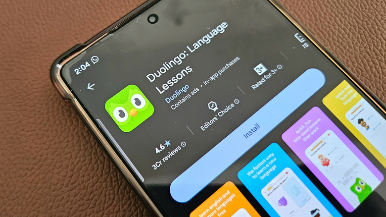La pantalla de un teléfono que muestra información sobre cómo instalar la aplicación Duolingo