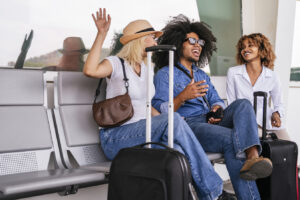 Este hábito común de viajar le da asco a la Generación Z (y no podemos culparlos)