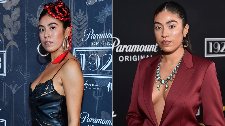 Fotos de lado a lado de Aminah Nieves en la alfombra roja, con un vestido negro con una cinta roja en sus trenzas a la izquierda y una chaqueta roja con un collar llamativo a la derecha.