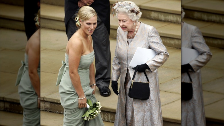 La reina Isabel II y Zara Tindall, dama de honor en la boda de Peter Phillips con Autumn Kelly, en la Capilla de San Jorge en el Castillo de Windsor el 17 de mayo de 2008.
