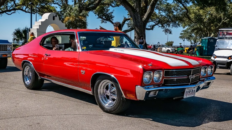 Un Chevrolet Chevelle de 1970, el modelo de auto en el que viajaron Taylor Swift y Travis Kelce en su primera cita.