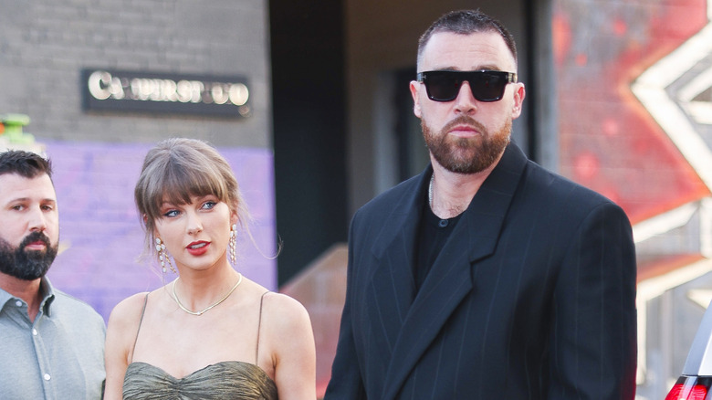 Taylor Swift y Travis Kelce caminando juntos