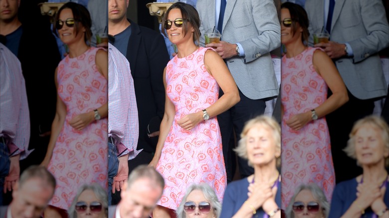 Pippa Middleton con un vestido rosa con estampado de plumas de pavo real y gafas de sol en Wimbledon en 2016.