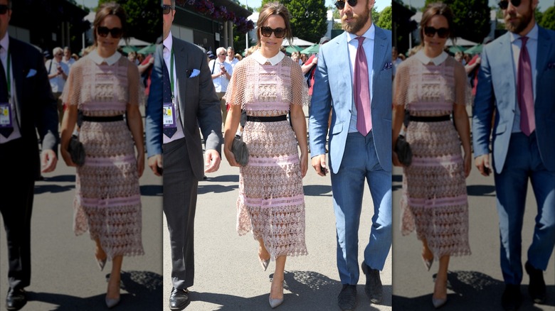 Pippa Middleton con un vestido de punto rosa y gafas de sol sosteniendo un bolso de mano gris caminando en Wimbledon en 2017.