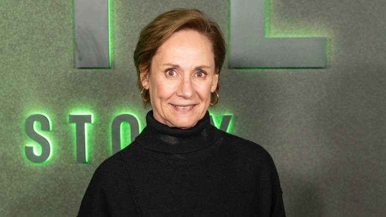 Laurie Metcalf sonríe en una alfombra roja