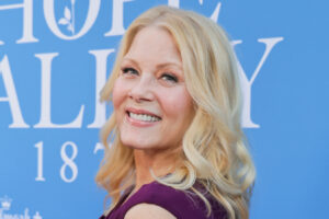 La estrella de Hallmark, Barbara Niven, sigue siendo una bomba rubia de unos 70 años