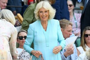 Las cuñas de Wimbledon 2026 de la reina Camilla son perfectas para mujeres mayores que desean un levantamiento sutil