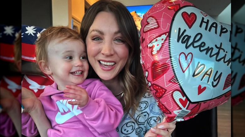 Matilda, la hija de Kaley Cuoco, se sienta en su regazo mientras el dúo sonríe y posa con un globo del Día de San Valentín.