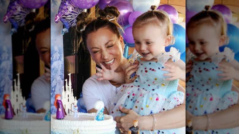 Kaley Cuoco brilla de alegría mientras sostiene a su hija Matilda para soplar su pastel de cumpleaños durante una fiesta 