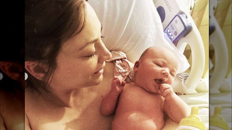 Captura sincera de Kaley Cuoco en una cama de hospital abrazando a su hija recién nacida Matilda después del parto.