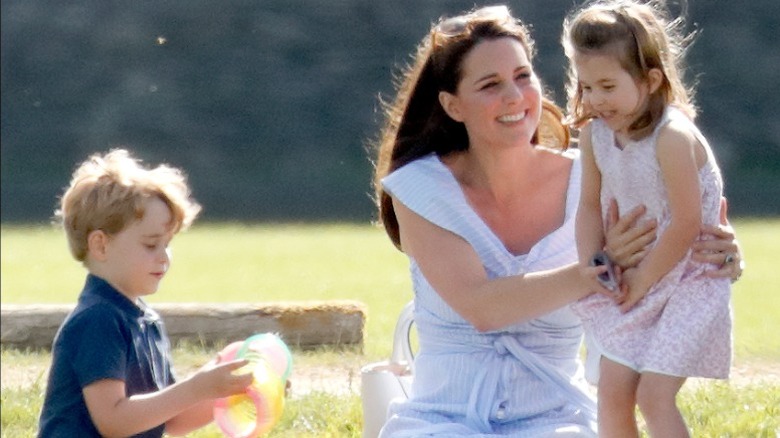 Kate Middleton con el príncipe George y la princesa Charlotte en un torneo de polo