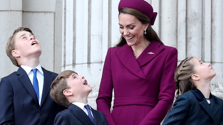 Kate Middleton con Louis, George y Charlotte afuera del Palacio de Buckingham