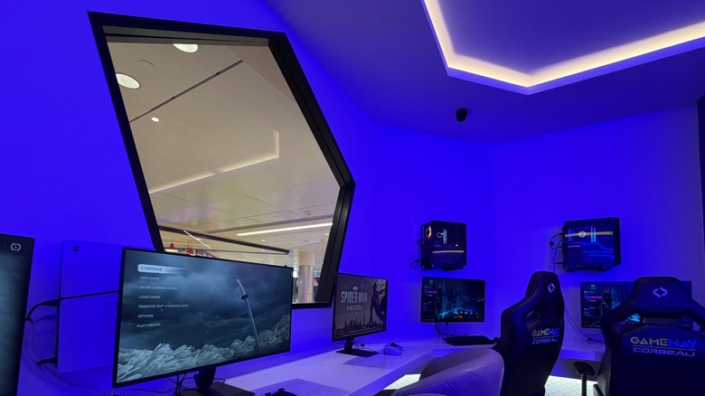 Sala de juegos en Portal Lounge en el Aeropuerto Internacional Minneapolis-Saint Paul