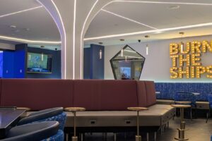 Este aeropuerto del Medio Oeste acaba de abrir una sala VIP única con muchas consolas de juegos y un buffet de cortesía