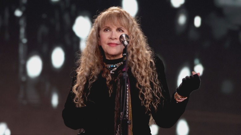 Stevie Nicks actúa en el escenario