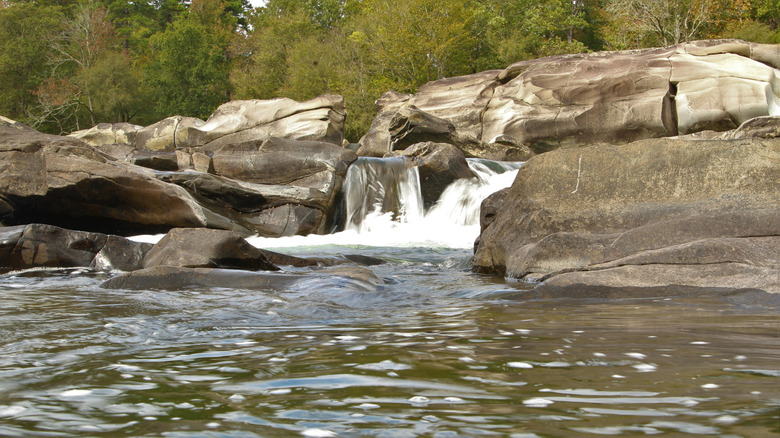 Las cataratas Cossatot, con caídas de clase IV y V en el parque estatal Cossatot River en Arkansas