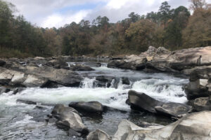 Ubicado cerca de la frontera entre Arkansas y Oklahoma, se encuentra un parque estatal frente al río con senderos y aventuras de rafting