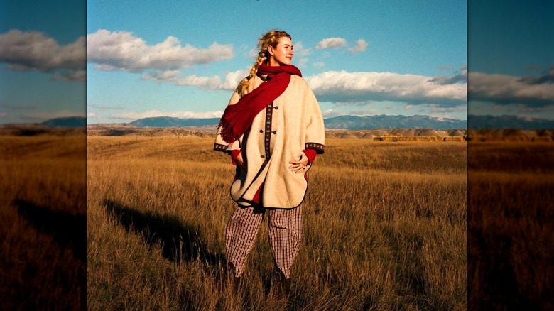 Elle Chapman parada afuera en Montana