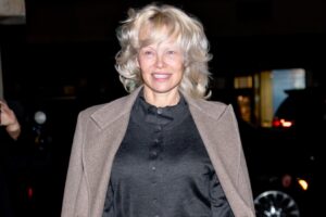 Pamela Anderson es la máxima inspiración de estilo de madre del novio para mujeres mayores de 50 años en 2026