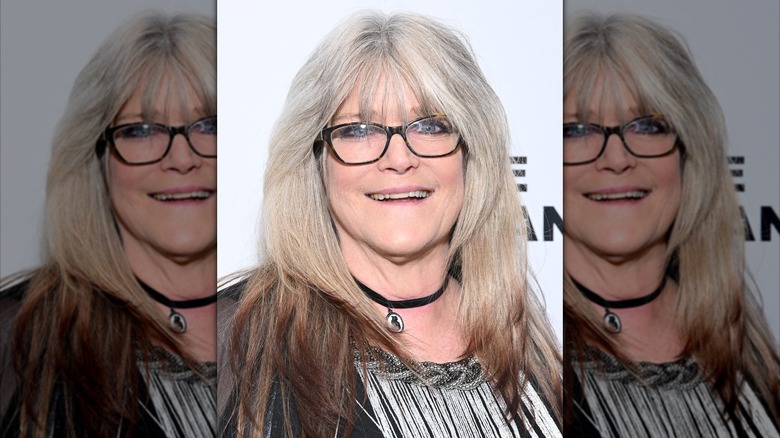 Susan Olsen fotografiada en 2023 con gafas