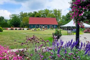 A medio camino entre Indianápolis y Fort Wayne hay un parque panorámico con vibrantes jardines, senderos y vistas al río.