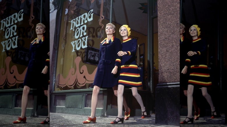 Sara Crichton-Stuart y Twiggy modelando en Londres 1966