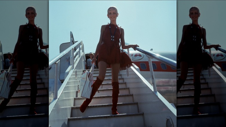 Twiggy saliendo de un avión en Londres en 1965