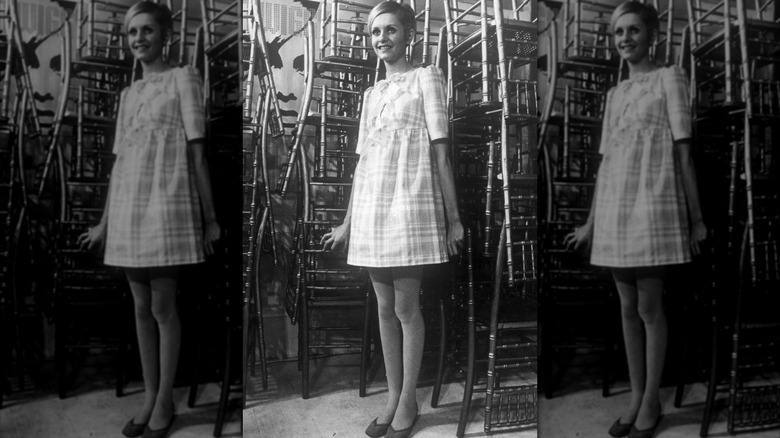 Twiggy en Londres, febrero de 1967, mostrando una de sus prendas de la marca Twiggy.