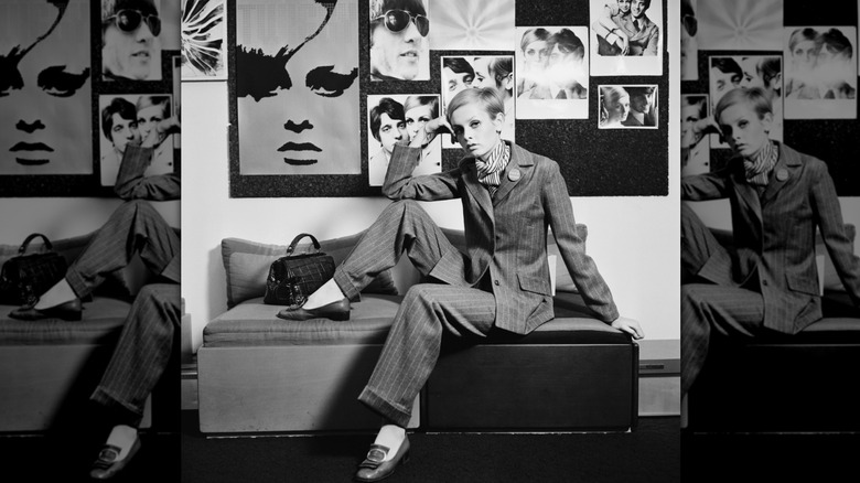 Twiggy posando con traje en Londres, mayo de 1967.