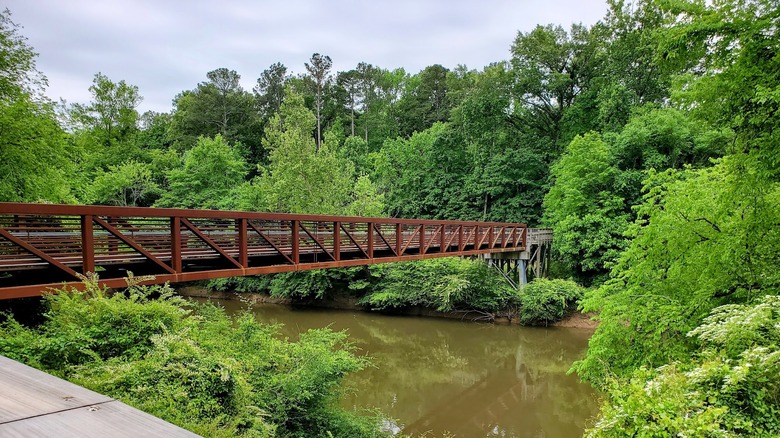 Paseo por el río Clayton en Neuse Greenway en Clayton, Carolina del Norte