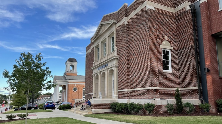 El Clayton Center en el centro de Clayton, Carolina del Norte