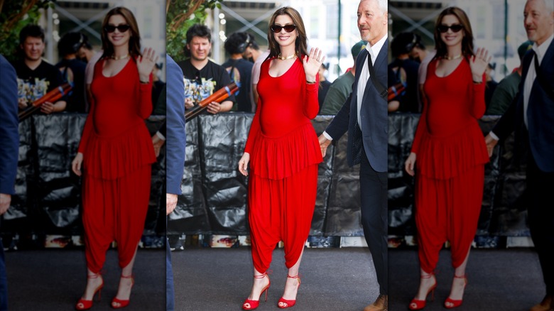 Anne Hathaway luciendo un conjunto rojo y tacones