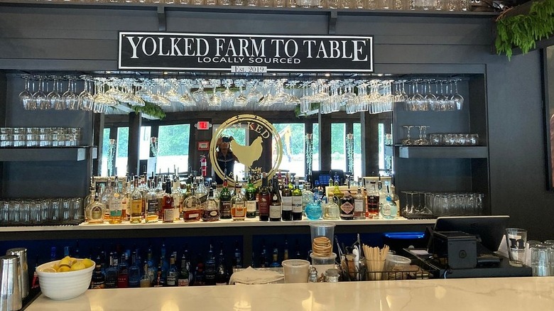 Una foto del bar de Yoked Farm to Table en Windham, Maine