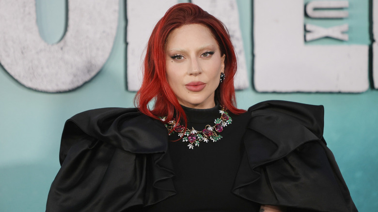 Lady Gaga con peluca roja en la alfombra roja
