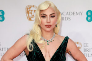 Los mechones rubios característicos de Lady Gaga se ven incluso mejor que su color de cabello natural
