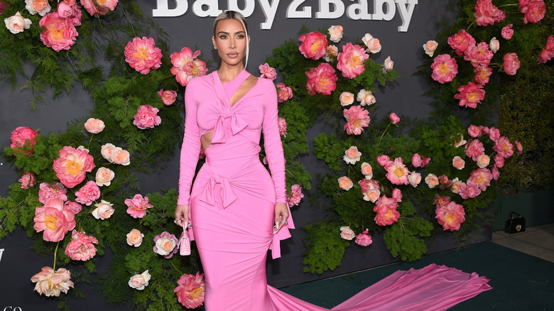 Kim Kardashian vestida toda de rosa en la alfombra roja