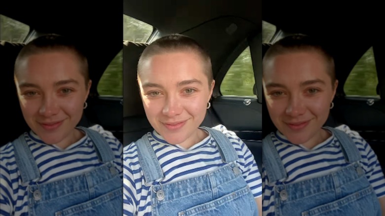 Florence Pugh con un corte de pelo en un coche