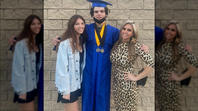 Brandi Passante (R) posa junto a sus hijos con un vestido con estampado de leopardo