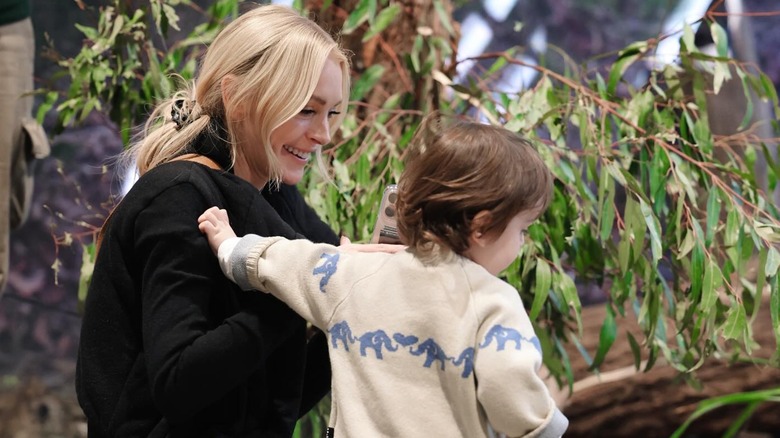 Lindsay Lohan sonríe junto a su hijo Luai