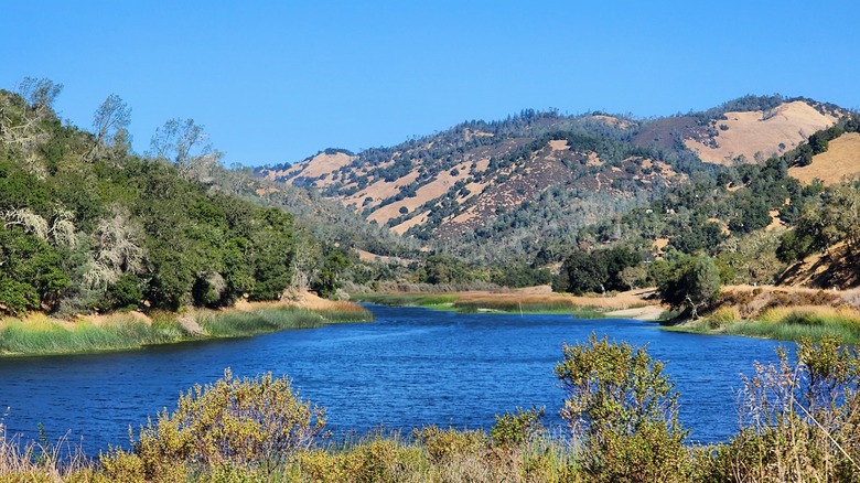 Lago Hennessey con colinas de California alrededor