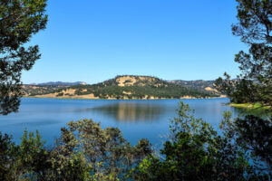 Olvídese del lago Tahoe, visite el agradable embalse de montaña del valle de Napa en California con un sendero panorámico y pesca