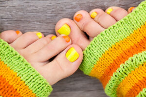 Colores de pedicura inspirados en los años 70 para un ambiente vintage perfecto
